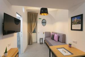 a living room with a couch and a table at Bellamania B&B in Anacapri