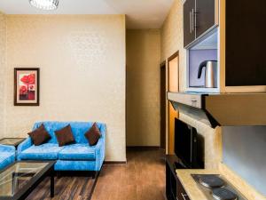 a living room with a blue couch in a room at Dome Al Sulaimaniah in Riyadh