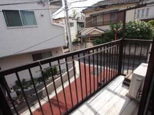 Apartamento con balcón con valla y patio en House Kadoi201, en Tokio