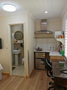 una pequeña cocina con fregadero y encimera en BHA unit 5 en Perth