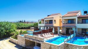 una vista aérea de una casa con piscina en Corali Villas, en Kolimvárion