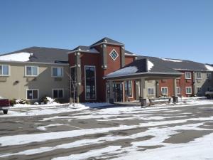 un parcheggio coperto di neve di fronte a un edificio di Howard Johnson by Wyndham Oacoma Hotel & Suites a Oacoma