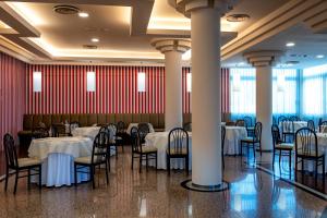 Restoran või mõni muu söögikoht majutusasutuses Hotel Le Tegnue