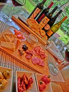 een tafel met kaas, vlees en flessen wijn bij White Horse Hotel in Hakuba