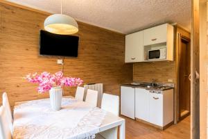 A kitchen or kitchenette at Appartamento Volpi