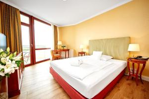 Postel nebo postele na pokoji v ubytování Cliff Hotel Rügen