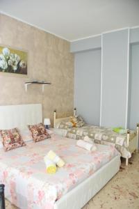 1 dormitorio con 2 camas y toallas. en B&B Tanese, en Taranto