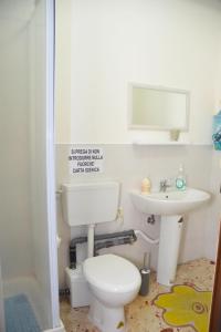 een badkamer met een toilet en een wastafel bij B&B Tanese in Taranto