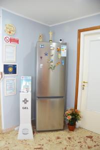 ターラントにあるB&B Taneseのステンレス製の冷蔵庫(壁付)