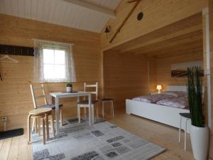 Postel nebo postele na pokoji v ubytování Peenehof Köppen - Ferienwohnungen & Schlaffässer