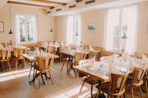 Restoran või mõni muu söögikoht majutusasutuses Gasthof Sunnebad