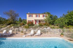 uma villa com uma piscina e uma casa em Mas de Rabasse em La Verdière