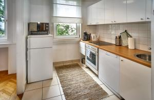 A kitchen or kitchenette at State Opera Alley Lodge Még 12 kép