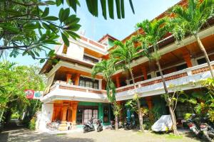 un edificio con motocicletas estacionadas frente a él en Bali Senia Hotel, en Sanur