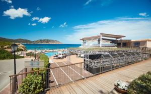 een terras met uitzicht op het strand en de oceaan bij Invisa Hotel Club Cala Blanca in Es Figueral Beach