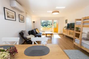 una sala de estar con un sofá y una mesa en Old Boatman's House, en Bled