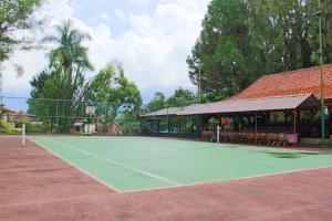 茂物的住宿－Erema Village，一个带凉亭的网球场和一个网球场