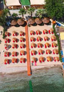 een uitzicht over een strand met stoelen en parasols bij Butikhan Hotel in Gundogan