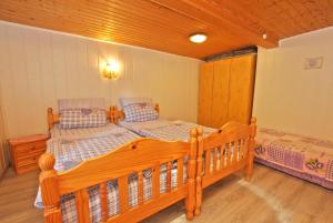 ヴァーレンにあるFerienhaus Waren SEE 6591のツインベッド2台付きのベッドルーム1室、木製の天井が備わります。