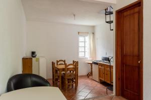 a kitchen with a table and chairs in a room at Hotel Paraje Casa Blanca in San Agustín Etla