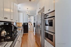 מטבח או מטבחון ב-Historic luxury Townhouse in Downtown Chicago