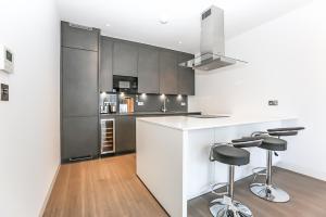 Ett kök eller pentry på The Eight Apartments Shoreditch