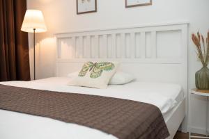 een slaapkamer met een wit bed met een wit hoofdeinde bij KELLER APARTMENT l 10C in Sulz am Neckar +15 foto's