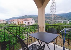 eine Terrasse mit einem Tisch und Stühlen auf dem Balkon in der Unterkunft Castellaro Golf Resort in Castellaro