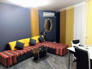 una sala de estar con un sofá y una mesa en Valentina GOLD apartment, en Plovdiv