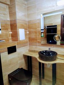 un baño con lavabo y espejo en Valentina GOLD apartment, en Plovdiv