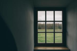 una stanza vuota con una finestra che guarda fuori un campo di B&B de ZIL a Herselt