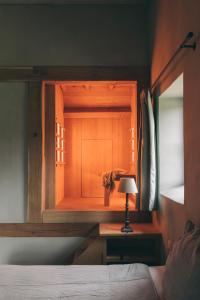 Herselt的住宿－B&B de ZIL，一间卧室配有一张床和一张带台灯的书桌