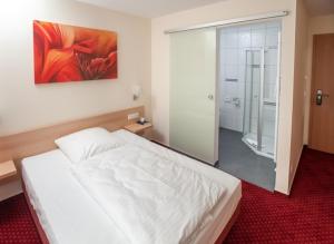 Postel nebo postele na pokoji v ubytování Johanniterhotel