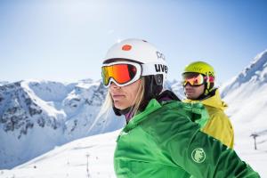 twee mensen in ski-uitrusting op een besneeuwde berg bij Explorer Hotel Bad Kleinkirchheim in Bad Kleinkirchheim
