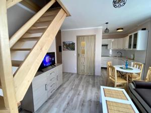 Kuchyňa alebo kuchynka v ubytovaní Apartamenty W Brzozowym Gaju