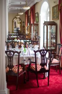 Reštaurácia alebo iné gastronomické zariadenie v ubytovaní Hotel Stary Zdrój