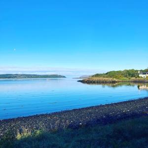 uma vista para uma grande massa de água em mill house steading overlooking the sea and mull em Bonnavoulin