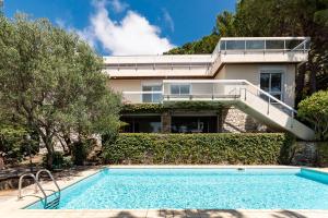 dom z basenem przed domem w obiekcie Villa Elisabetta luxury property in Moneglia w mieście Moneglia