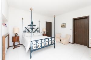 sypialnia z łóżkiem z czarno-białym baldachimem w obiekcie Villa Elisabetta luxury property in Moneglia w mieście Moneglia