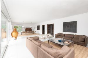 salon z kanapą i stołem w obiekcie Villa Elisabetta luxury property in Moneglia w mieście Moneglia