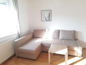 sala de estar con sofá y mesa en Vienna Living Apartments - Rustengasse, en Viena