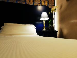 A bed or beds in a room at Hotel Verdi Boutique Hotel