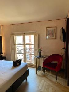 A television and/or entertainment centre at Hotel Verdi Boutique Hotel