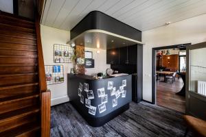 a room with a counter and a dining room at De Drie Linden in Luyksgestel