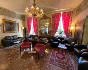 A seating area at Hotel Verdi Boutique Hotel