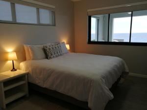 - une chambre avec un grand lit et une fenêtre dans l'établissement The View, à Glengariff