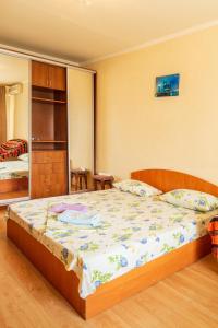 1 dormitorio con 1 cama grande en una habitación en Квартира по адресу Приозерная 8 Б Оболонь, en Kiev