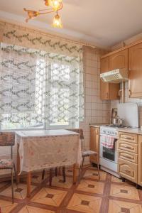 een keuken met een tafel en een raam bij Квартира по адресу Приозерная 8 Б Оболонь in Kiev