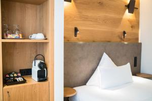 een slaapkamer met een bed met een houten hoofdeinde bij Olymp Munich in Eching