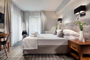 Un pat sau paturi într-o cameră la Hotel Aqua Sopot